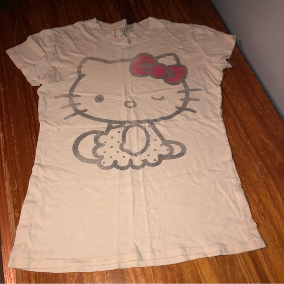 Hello Kitty cream shirt L - Picture 1 of 3